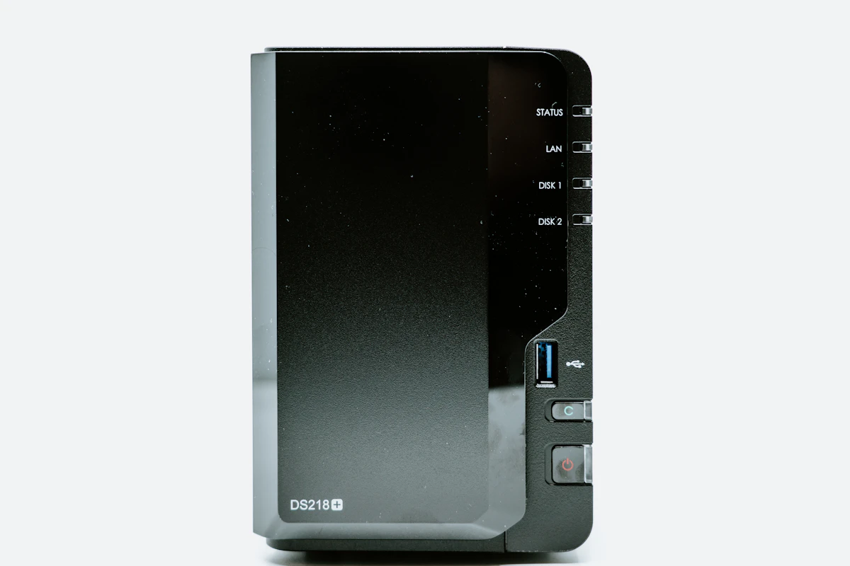 Dispositivo de almacenamiento NAS doméstico de color negro, similar a los discos externos usados con Raspberry Pi