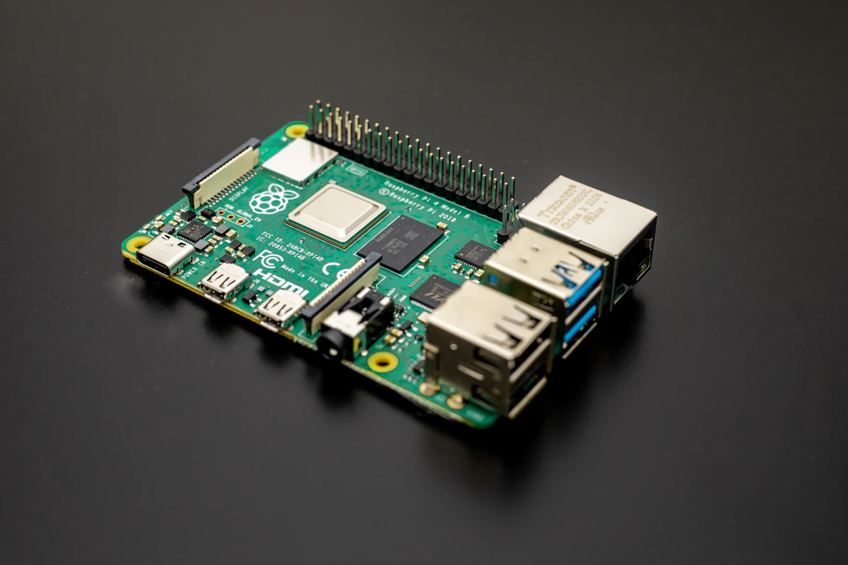 Primer plano detallado de una placa Raspberry Pi con componentes electrónicos visibles sobre una mesa