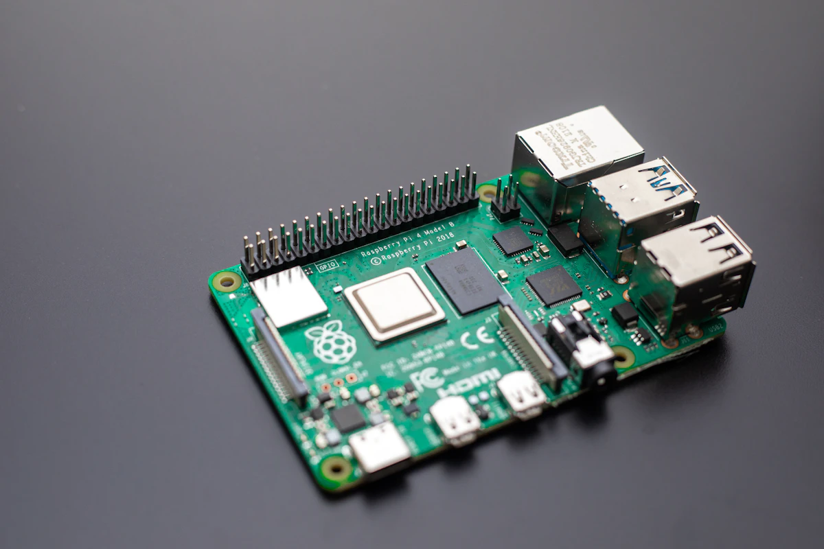Raspberry Pi con cables GPIO conectados, preparada para su instalación como servidor doméstico